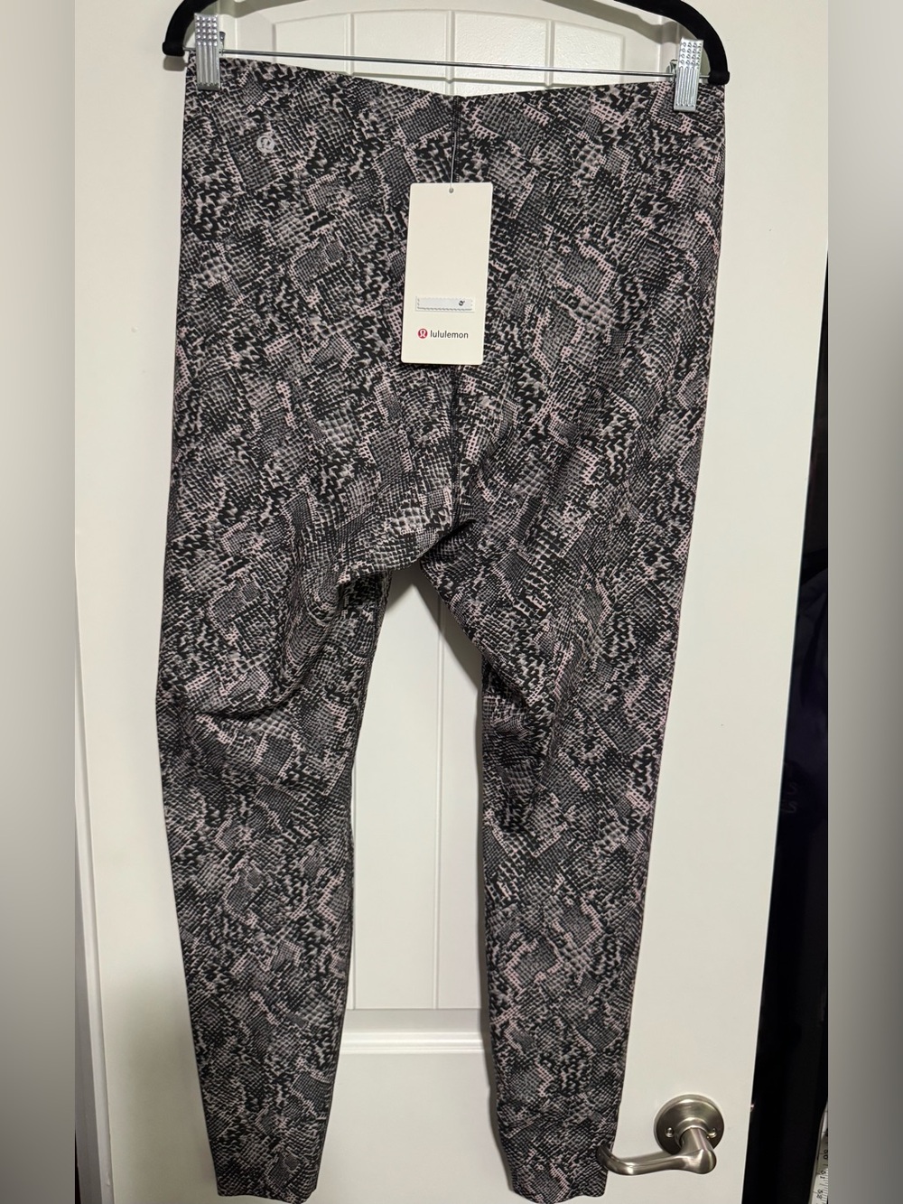 Lululemon Snake-Print GLOW UP SHR Leggings in Black and Pink SZ 14 28” NWT - Picture 2 of 5